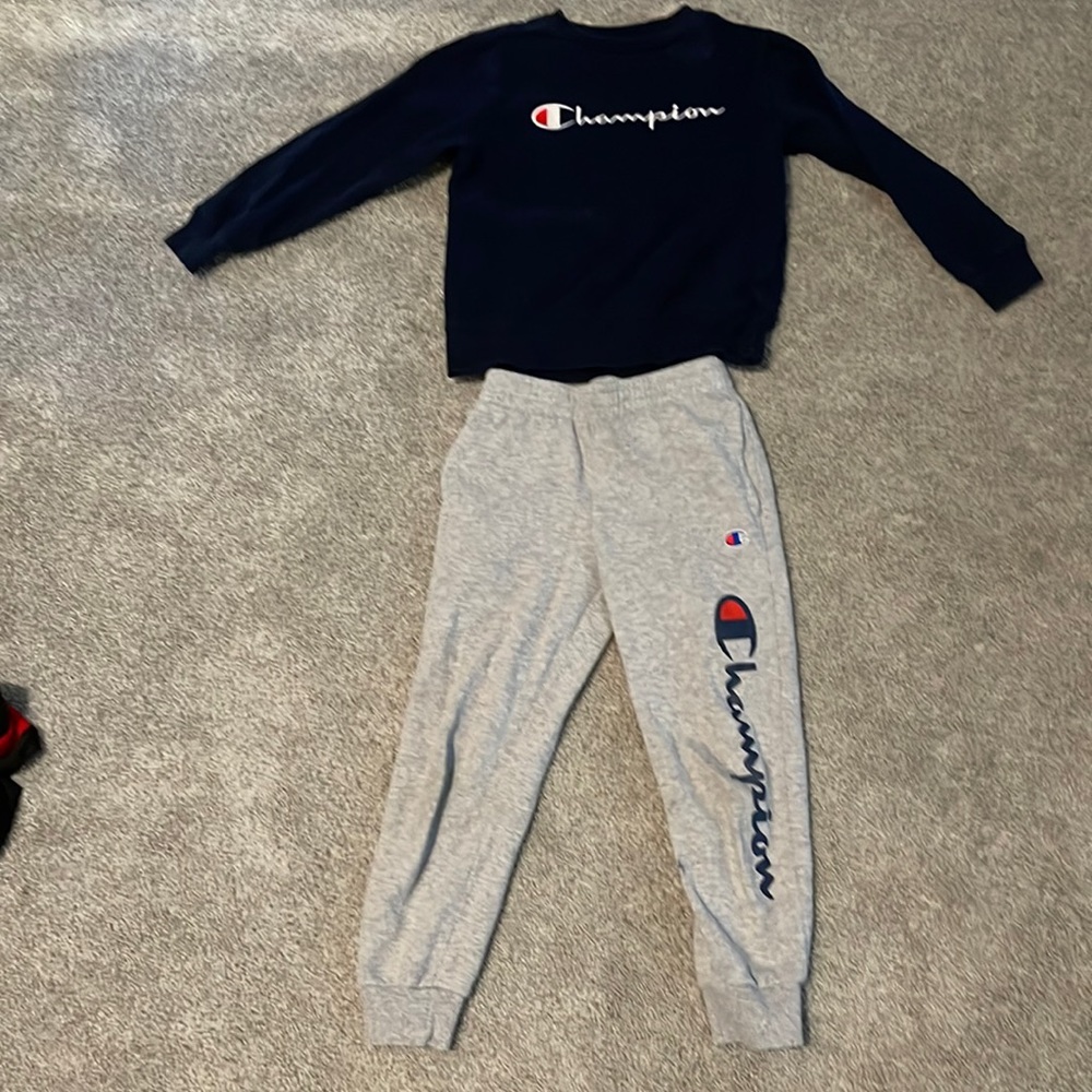Boys champion sweat shirt and matching pants like new no flaws